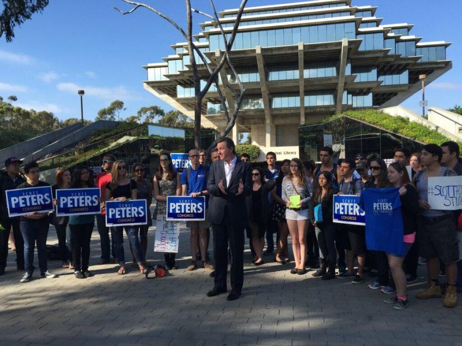Lt.+Governor+Gavin+Newsom+addresses+UCSD+students+in+front+of+Silent+Tree.+Photo+courtesy+Zane+Rice%2C+UCSD+College+Democrats.