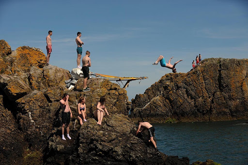 ©Paul McCambridge / MAC Visual Media 2015Youths diving of makeshift boards at Howth Head, North Dublin**Only for Wild Swimming in Ireland book review and publicity**