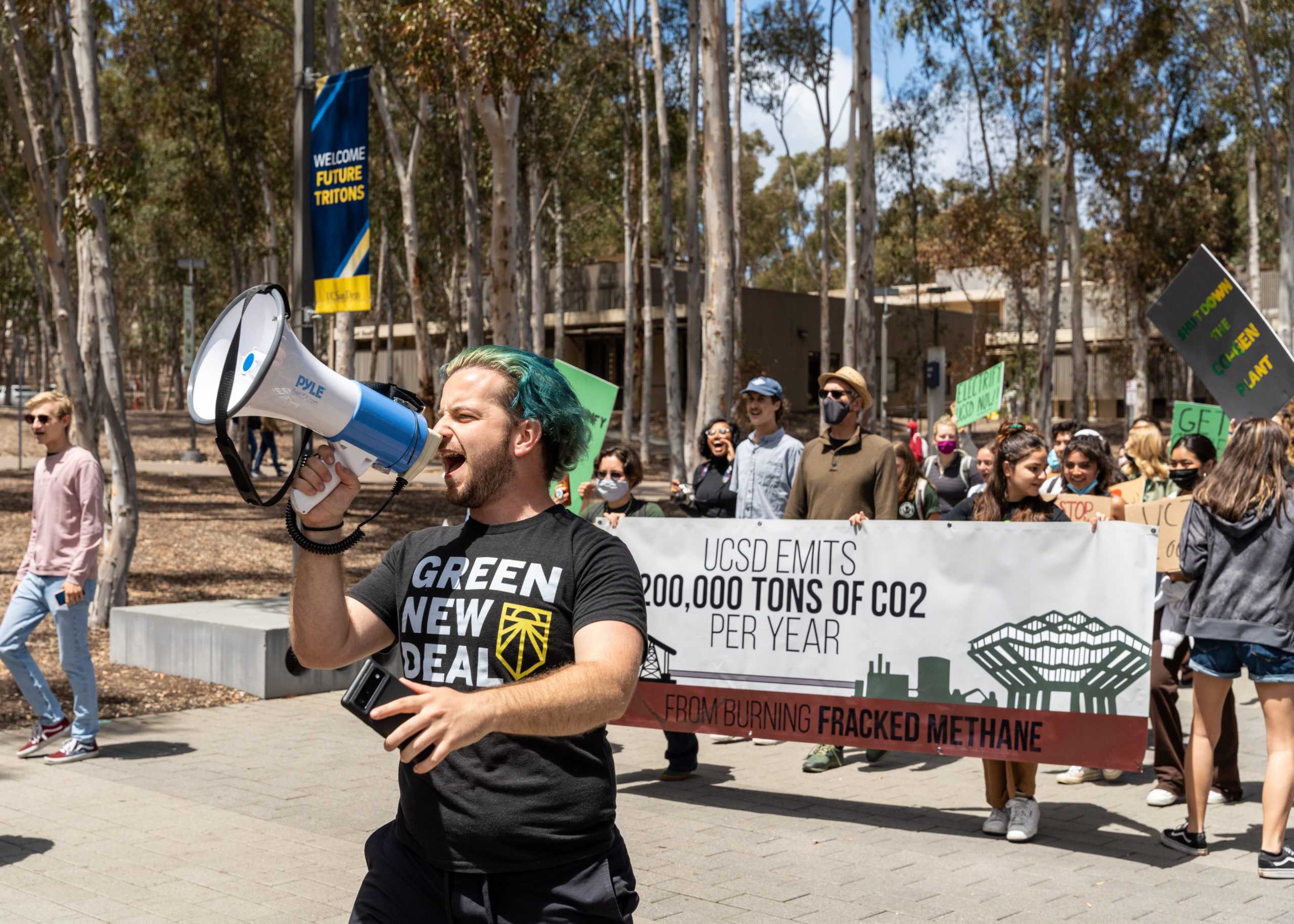 Tritons Gather in Earth Day Rally Against University of California Fossil Fuel Use