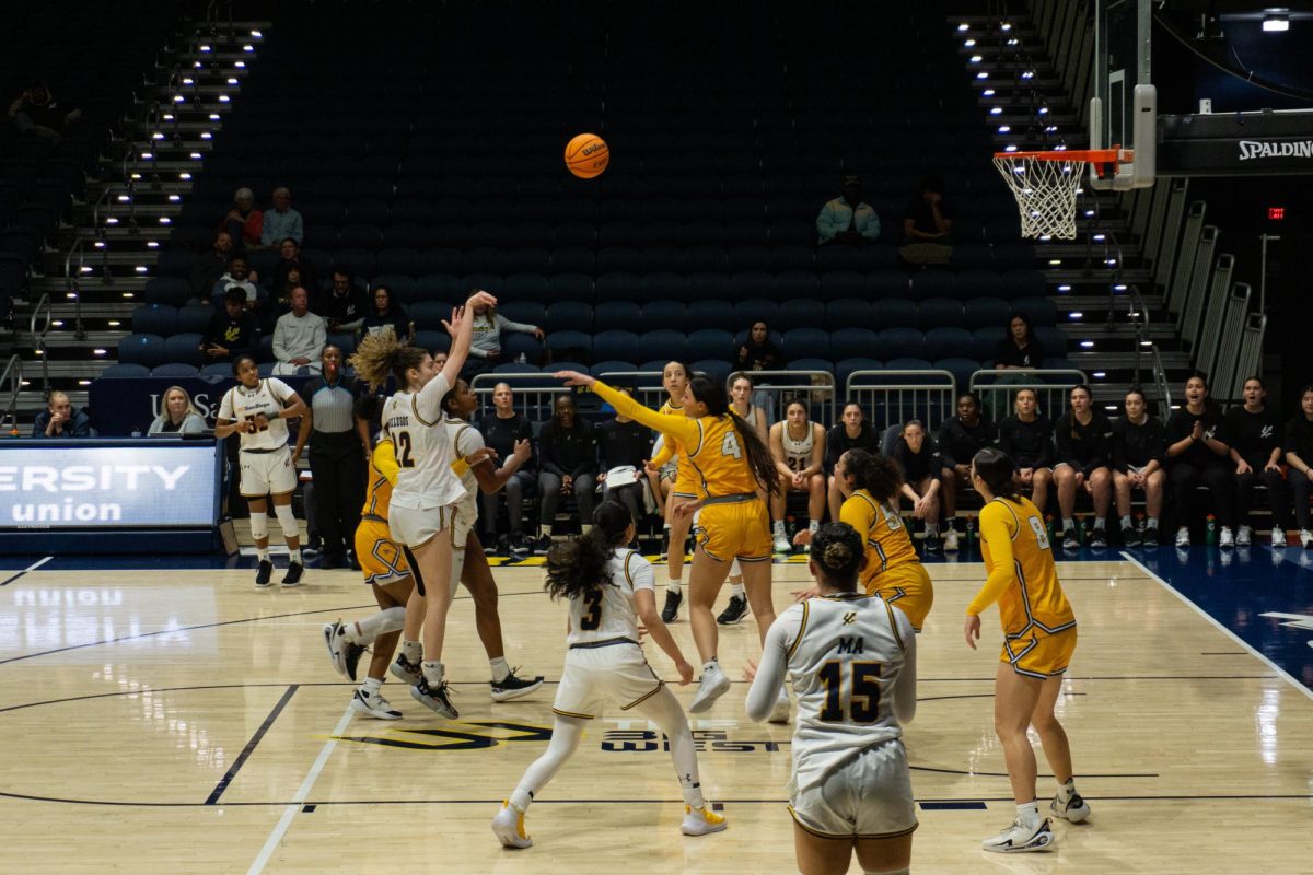 Women’s basketball blows past Roadrunners, inches closer to Big West bye