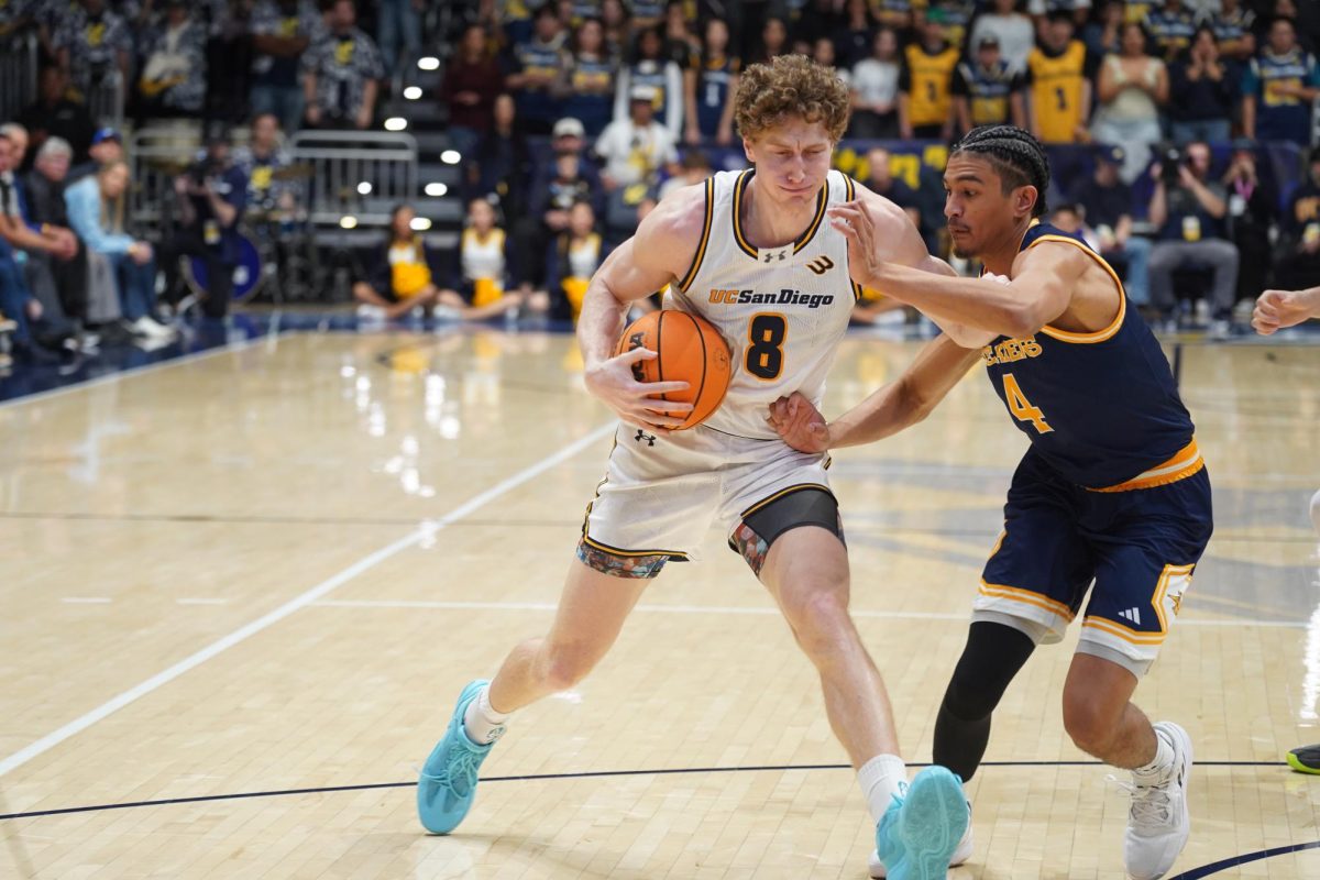 Late Mayes magic lifts men’s basketball over rival UCI