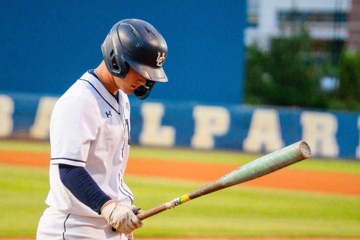 Baseball wins in 11-10 comeback thriller over UCI